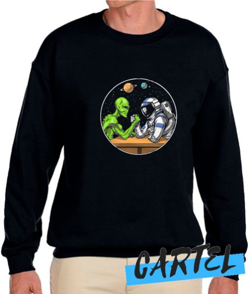 Space Alien Astronaut Arm Wrestling UFO awesome Sweatshirt